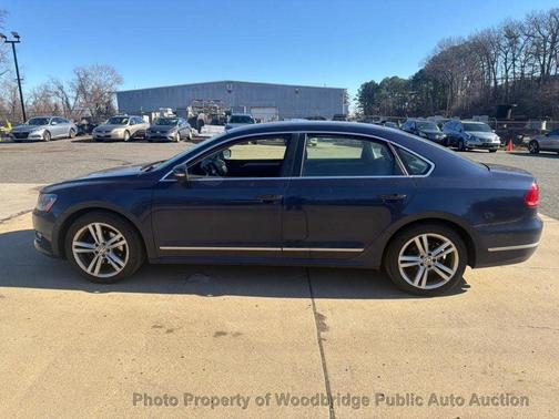 2015 Volkswagen Passat 1.8T Auto SE w/Sunroof & Nav