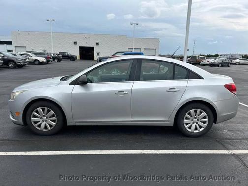 Silver Ice Metallic 2011 Chevrolet Cruze LS