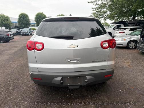 Silver Ice Metallic 2011 Chevrolet Traverse 2LT