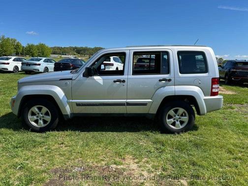 Bright Silver Metallic Clearcoat 2011 Jeep Liberty Sport