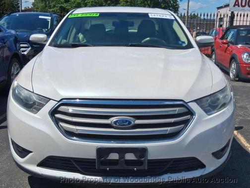 White Platinum Metallic Tri-Coat 2015 Ford Taurus SEL