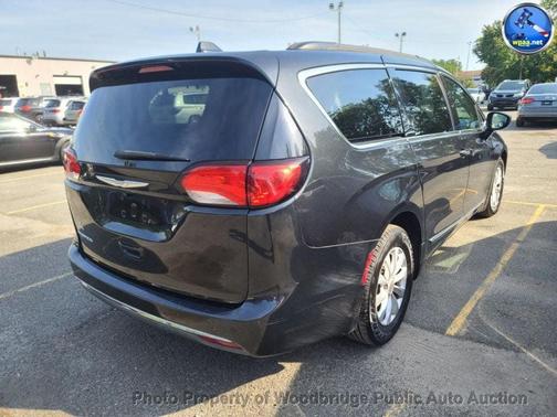 Brilliant Black Crystal Pearlcoat 2017 Chrysler Pacifica Touring-L