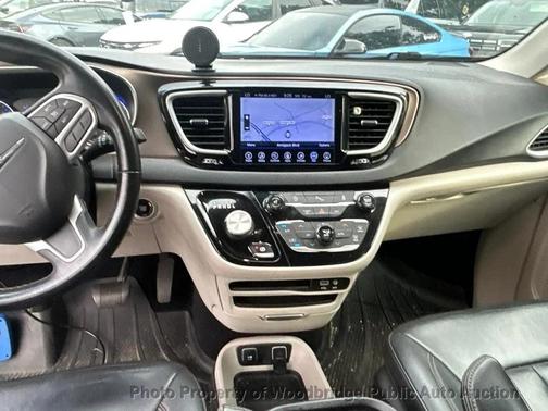 Brilliant Black Crystal Pearlcoat 2017 Chrysler Pacifica Touring-L