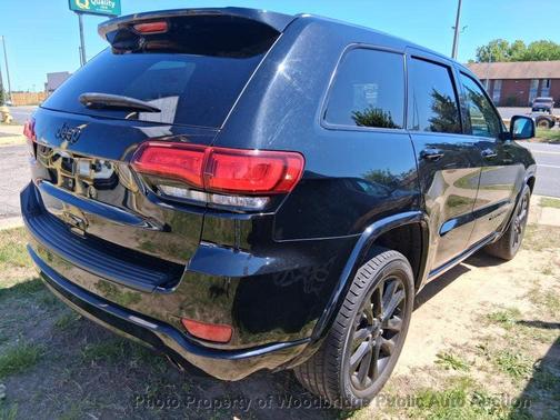 Diamond Black Crystal Pearlcoat 2018 Jeep Grand Cherokee Laredo E