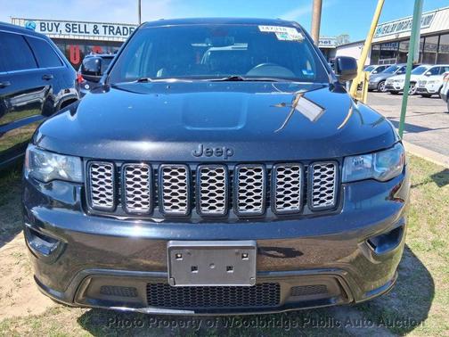 Diamond Black Crystal Pearlcoat 2018 Jeep Grand Cherokee Laredo E