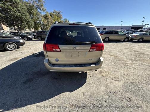 2005 Toyota Sienna LE