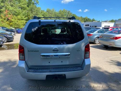 2011 Nissan Pathfinder LE