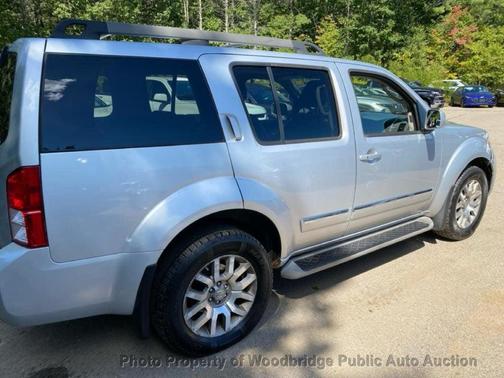 2011 Nissan Pathfinder LE