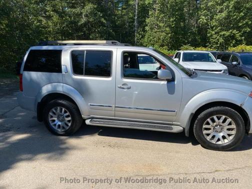 2011 Nissan Pathfinder LE