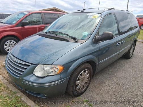 Green 2005 Chrysler Town & Country Limited