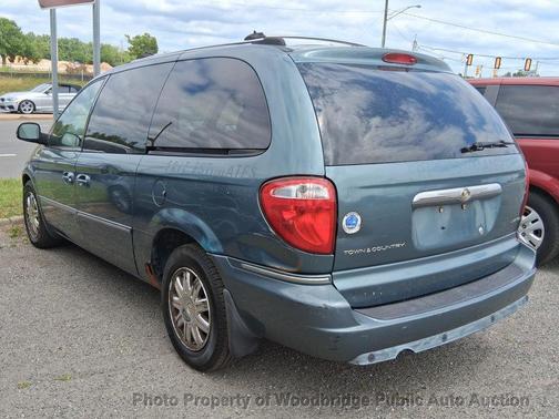 Green 2005 Chrysler Town & Country Limited
