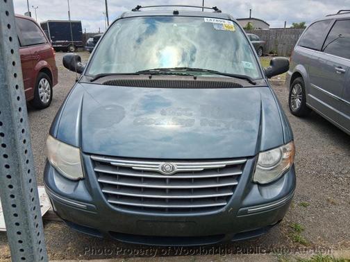Green 2005 Chrysler Town & Country Limited