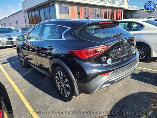 2017 INFINITI QX30 Premium