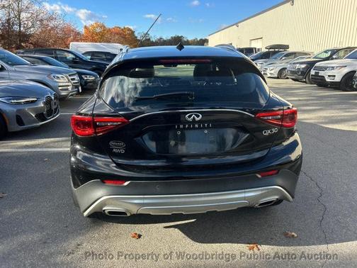 2017 INFINITI QX30 Premium