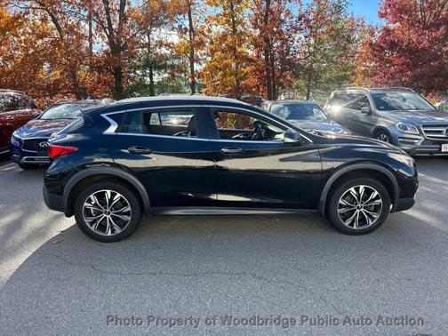 2017 INFINITI QX30 Premium