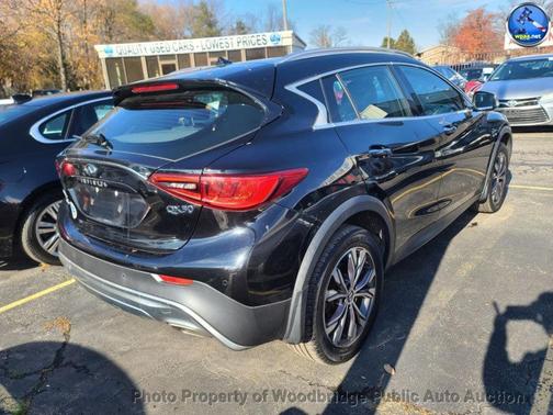 2017 INFINITI QX30 Premium