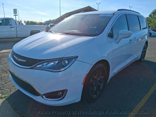 Bright White Clearcoat 2017 Chrysler Pacifica Touring-L
