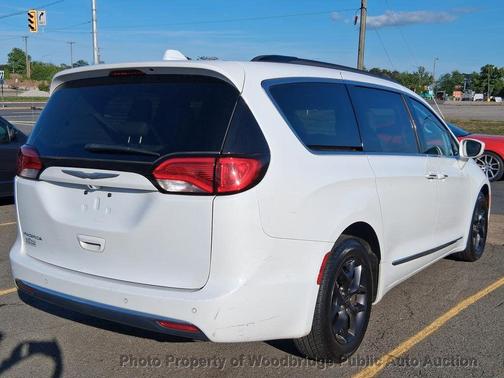 Bright White Clearcoat 2017 Chrysler Pacifica Touring-L