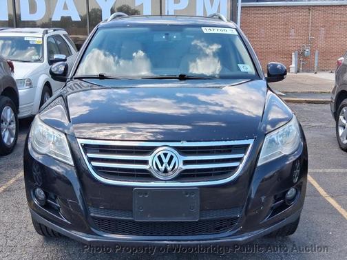 Deep Black Metallic 2011 Volkswagen Tiguan SE