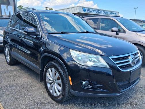 Deep Black Metallic 2011 Volkswagen Tiguan SE