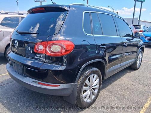 Deep Black Metallic 2011 Volkswagen Tiguan SE