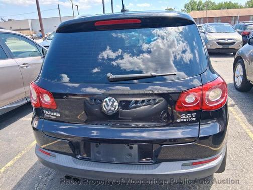 Deep Black Metallic 2011 Volkswagen Tiguan SE