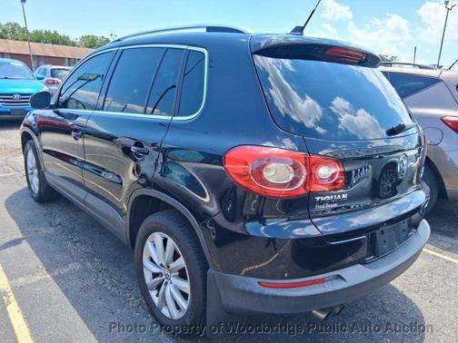 Deep Black Metallic 2011 Volkswagen Tiguan SE