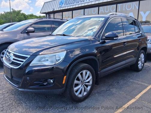 Deep Black Metallic 2011 Volkswagen Tiguan SE