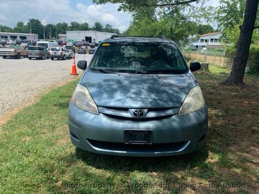 Blue 2007 Toyota Sienna LE