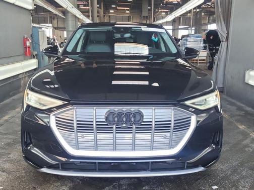 2019 Audi e-tron Premium Plus