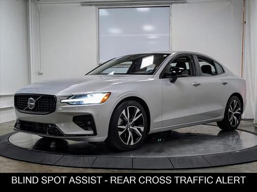 2024 Volvo S60 Plus Dark Theme