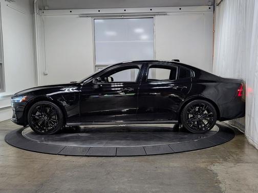 2024 Volvo S60 Recharge Plug-In Hybrid Plus Black Edition