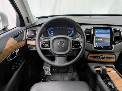 2024 Volvo XC90 Plus Bright Theme