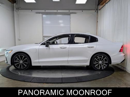 2023 Volvo S60 Recharge Plug-In Hybrid Plus Dark Theme