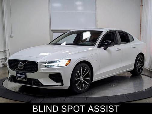 2023 Volvo S60 Recharge Plug-In Hybrid Plus Dark Theme