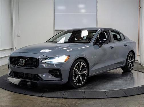 2024 Volvo S60 Plus Dark Theme