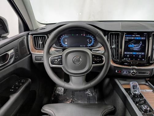 2023 Volvo XC60 Ultimate Bright Theme