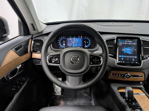 2024 Volvo XC90 Plus Bright Theme