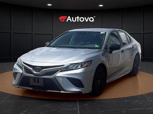 Celestial Silver / Midnight Black Metallic 2019 Toyota Camry SE