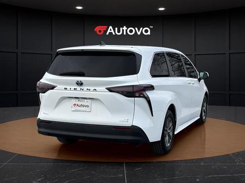 2024 Toyota Sienna LE