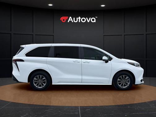 2024 Toyota Sienna LE
