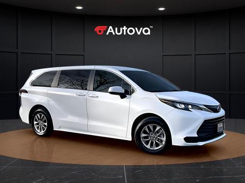 2024 Toyota Sienna LE