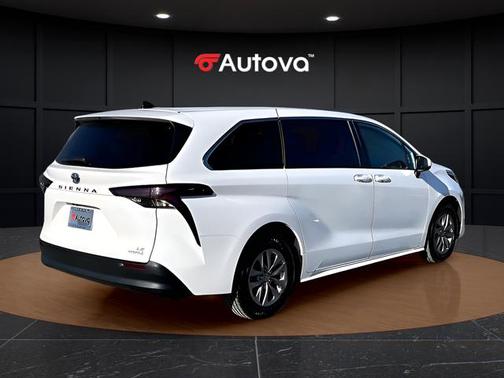2024 Toyota Sienna LE