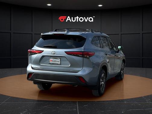 Moon Dust 2022 Toyota Highlander XLE