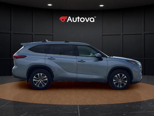 Moon Dust 2022 Toyota Highlander XLE