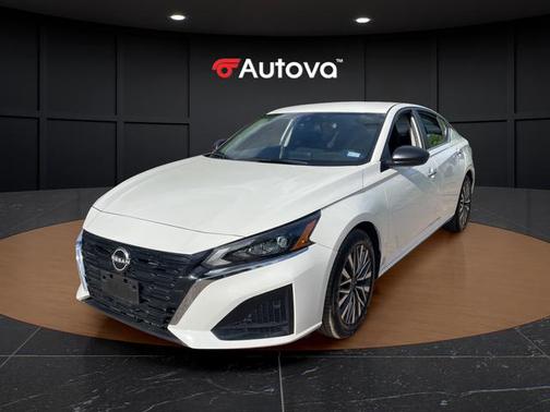 Glacier White 2025 Nissan Altima SV