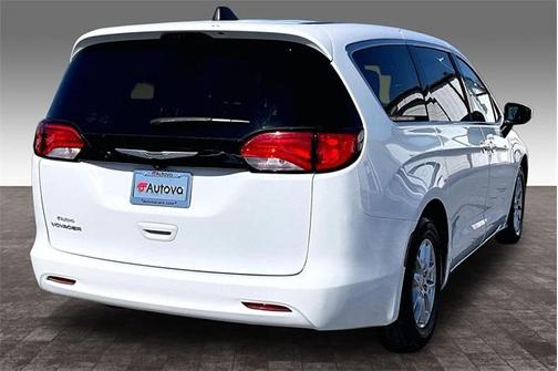 2022 Chrysler Voyager LX