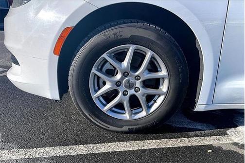 2022 Chrysler Voyager LX