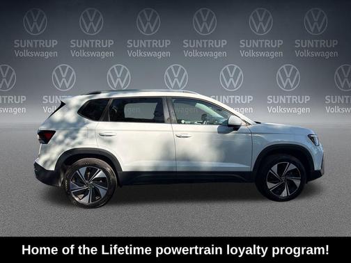 White 2025 Volkswagen Taos 1.5T SE