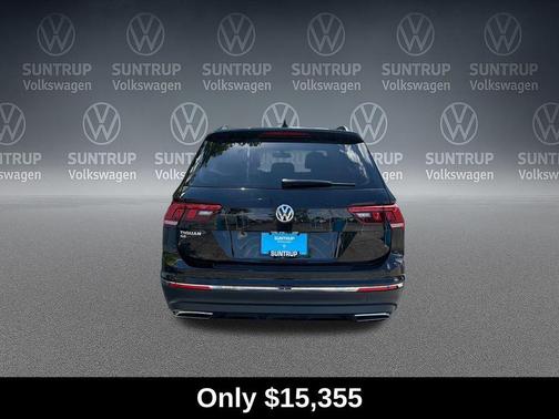 Deep Black Pearl 2021 Volkswagen Tiguan 2.0T SE